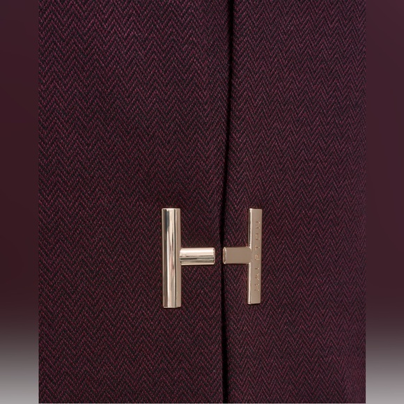 Halston Women's Collarless Hook and Eye Closure Coat. Size 10. Raisin. NWT - Picture 4 of 5